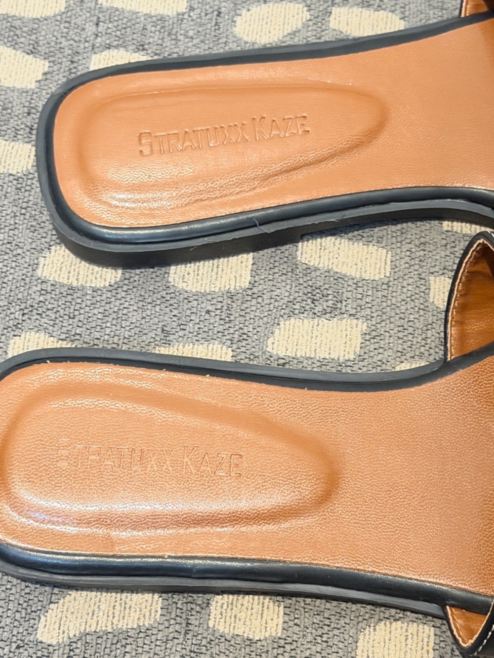 H Black Slide Sandals with Contrast Stitching - Women - Picture 2 of 4
